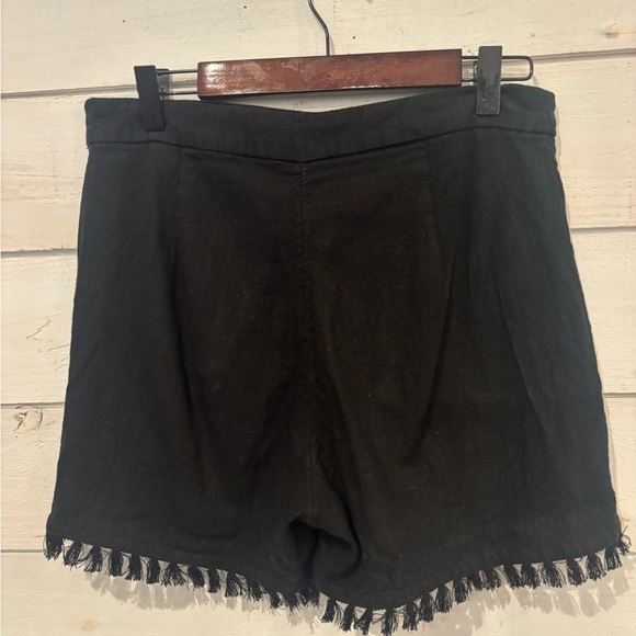 Banana Republic Black Linen High
Waist Tassel Shorts with Side Zip Size 0 - Picture 4 of 10